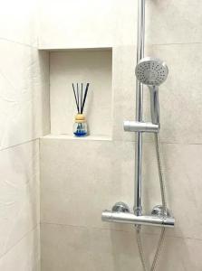 マラガにあるComfortable Apartment in Málaga, 85 m², Air Conditioningの浴室のシャワーヘッド付きシャワー