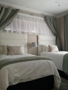 Ένα ή περισσότερα κρεβάτια σε δωμάτιο στο Home Away from Home - Deluxe Queen & Twin Apartment