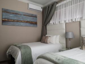 Ένα ή περισσότερα κρεβάτια σε δωμάτιο στο Home Away from Home - Deluxe Queen & Twin Apartment +18 φωτογραφίες