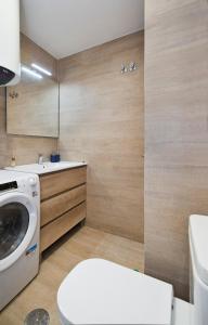 a bathroom with a washing machine and a sink at Confort y aventura en La Pinilla Esquí y MTB in Cerezo de Arriba