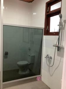 Matraville Home Stay Tuk Tuk Lake Toba Samosir的一间浴室