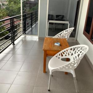 Matraville Home Stay Tuk Tuk Lake Toba Samosir的阳台或露台
