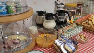 Ein Tisch mit einem Haufen Essen und Milch. in der Unterkunft Hotel des Voyageurs in Millau
