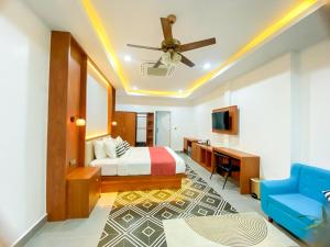 a hotel room with a bed and a ceiling fan at Cambana Poipet Hotel in Krong Poi Pet