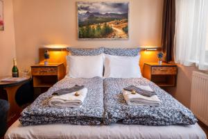 A bed or beds in a room at Hotel Kristal Gellért Hill