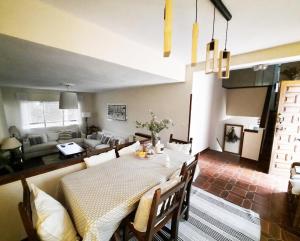 a dining room with a table and a living room at Increible casa de campo, 5 DORM, MARCO INCOMPARABLE in Pareja