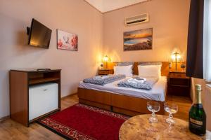 A bed or beds in a room at Hotel Kristal Gellért Hill