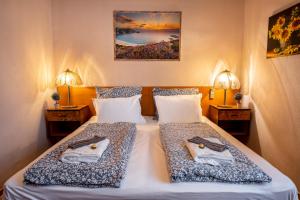 A bed or beds in a room at Hotel Kristal Gellért Hill
