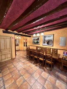 a dining room with a table and chairs at Casa Rural La Tahona in Lerín