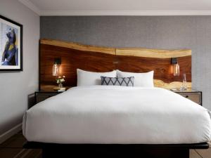 Cama ou camas em um quarto em Fairmont Chateau Whistler