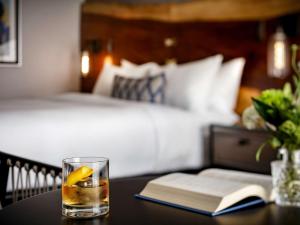 Cama ou camas em um quarto em Fairmont Chateau Whistler
