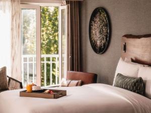 Cama ou camas em um quarto em Fairmont Chateau Whistler