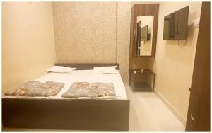 Postel nebo postele na pokoji v ubytování UJJAIN BUDGET HOTEL - R U D R A - S A G A R - Near Mahakal Temple - Railway Station - River - Free Parking and Wi- Fi - Power Backup - Hotel-At-Prime-Location Spacious-Room - BEST HOMESTAY IN UJJAIN