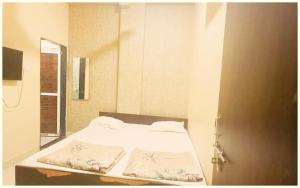 Postel nebo postele na pokoji v ubytování UJJAIN BUDGET HOTEL - R U D R A - S A G A R - Near Mahakal Temple - Railway Station - River - Free Parking and Wi- Fi - Power Backup - Hotel-At-Prime-Location Spacious-Room - BEST HOMESTAY IN UJJAIN