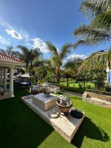 un jardín con 2 jarrones grandes en el césped en Concordia Boutique Venue, en Midrand