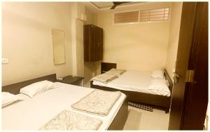 Postel nebo postele na pokoji v ubytování UJJAIN BUDGET HOTEL - R U D R A - S A G A R - Near Mahakal Temple - Railway Station - River - Free Parking and Wi- Fi - Power Backup - Hotel-At-Prime-Location Spacious-Room - BEST HOMESTAY IN UJJAIN