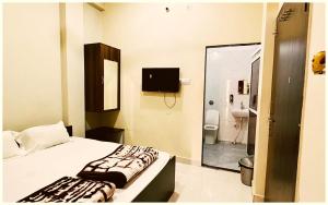 Postel nebo postele na pokoji v ubytování UJJAIN BUDGET HOTEL - R U D R A - S A G A R - Near Mahakal Temple - Railway Station - River - Free Parking and Wi- Fi - Power Backup - Hotel-At-Prime-Location Spacious-Room - BEST HOMESTAY IN UJJAIN