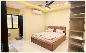 Postel nebo postele na pokoji v ubytování UJJAIN BUDGET HOTEL - R U D R A - S A G A R - Near Mahakal Temple - Railway Station - River - Free Parking and Wi- Fi - Power Backup - Hotel-At-Prime-Location Spacious-Room - BEST HOMESTAY IN UJJAIN
