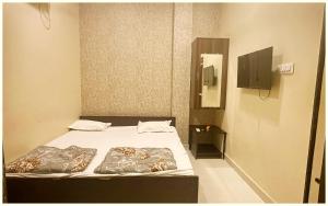 Postel nebo postele na pokoji v ubytování UJJAIN BUDGET HOTEL - R U D R A - S A G A R - Near Mahakal Temple - Railway Station - River - Free Parking and Wi- Fi - Power Backup - Hotel-At-Prime-Location Spacious-Room - BEST HOMESTAY IN UJJAIN