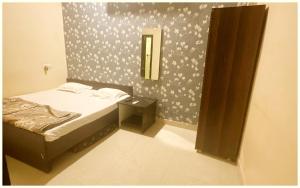 Postel nebo postele na pokoji v ubytování UJJAIN BUDGET HOTEL - R U D R A - S A G A R - Near Mahakal Temple - Railway Station - River - Free Parking and Wi- Fi - Power Backup - Hotel-At-Prime-Location Spacious-Room - BEST HOMESTAY IN UJJAIN