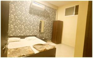 Postel nebo postele na pokoji v ubytování UJJAIN BUDGET HOTEL - R U D R A - S A G A R - Near Mahakal Temple - Railway Station - River - Free Parking and Wi- Fi - Power Backup - Hotel-At-Prime-Location Spacious-Room - BEST HOMESTAY IN UJJAIN