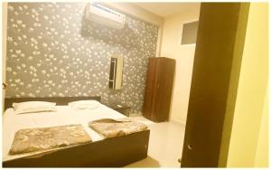 Postel nebo postele na pokoji v ubytování UJJAIN BUDGET HOTEL - R U D R A - S A G A R - Near Mahakal Temple - Railway Station - River - Free Parking and Wi- Fi - Power Backup - Hotel-At-Prime-Location Spacious-Room - BEST HOMESTAY IN UJJAIN