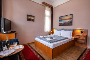 A bed or beds in a room at Hotel Kristal Gellért Hill