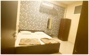 Postel nebo postele na pokoji v ubytování UJJAIN BUDGET HOTEL - R U D R A - S A G A R - Near Mahakal Temple - Railway Station - River - Free Parking and Wi- Fi - Power Backup - Hotel-At-Prime-Location Spacious-Room - BEST HOMESTAY IN UJJAIN