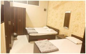 Postel nebo postele na pokoji v ubytování UJJAIN BUDGET HOTEL - R U D R A - S A G A R - Near Mahakal Temple - Railway Station - River - Free Parking and Wi- Fi - Power Backup - Hotel-At-Prime-Location Spacious-Room - BEST HOMESTAY IN UJJAIN
