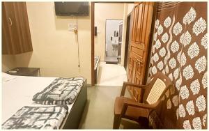 Postel nebo postele na pokoji v ubytování UJJAIN BUDGET HOTEL - R U D R A - S A G A R - Near Mahakal Temple - Railway Station - River - Free Parking and Wi- Fi - Power Backup - Hotel-At-Prime-Location Spacious-Room - BEST HOMESTAY IN UJJAIN
