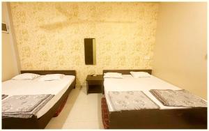 Postel nebo postele na pokoji v ubytování UJJAIN BUDGET HOTEL - R U D R A - S A G A R - Near Mahakal Temple - Railway Station - River - Free Parking and Wi- Fi - Power Backup - Hotel-At-Prime-Location Spacious-Room - BEST HOMESTAY IN UJJAIN