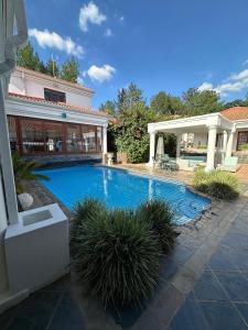 una piscina frente a una casa en Concordia Boutique Venue, en Midrand
