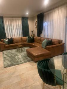 Χώρος καθιστικού στο Home Away from Home - Deluxe Queen & Twin Apartment