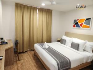 Postel nebo postele na pokoji v ubytování Oasis Suites