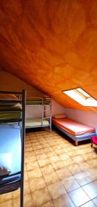 a room with two bunk beds and a ceiling at EQUI-Libre in Porta