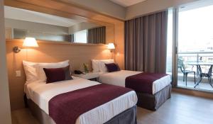 een hotelkamer met 2 bedden en een balkon bij ARC Recoleta Boutique Hotel & Spa in Buenos Aires