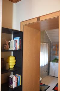 Perpustakaan di apartmen