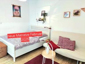 a small room with a bed and a couch at Apartment mit Garten, 10 min zu Fuß in die Koblenzer Altstadt in Koblenz