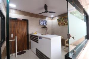cocina con nevera y ventilador de techo en HOTEL VALLABHA RESiDENCY, en Rajahmundry