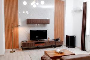 TV a/nebo společenská místnost v ubytování INFINITY PLAZA BLOCK 1