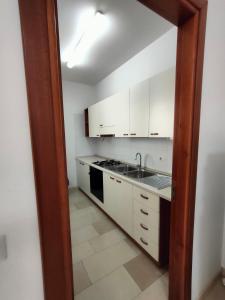 Kuchyň nebo kuchyňský kout v ubytování Quadrilocale Dafne 2 in centro vista mare Salento Ugento