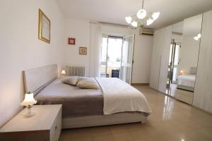 Un dormitorio con una cama, una mesa y un espejo. en Casa Ambra a Otranto, en Otranto