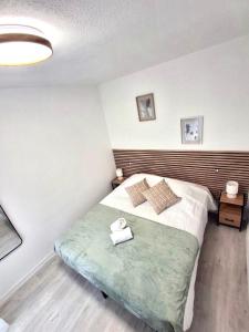 a bedroom with a bed with towels on it at Appartement spacieux à 450 m de la plage in Roses