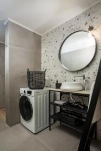 a bathroom with a washing machine and a mirror at Casa Anastasia in Pastida