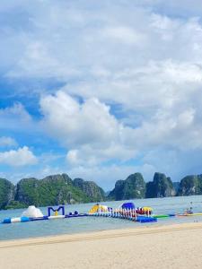 Afbeelding uit fotogalerij van Rosa Villa - Sonasea - Vân Đồn in Thâm Câu