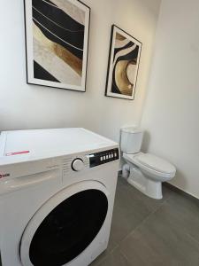 Fotografie z fotogalerie ubytování Stylish Boutique Duplex Apartment Home - Green - 2 Large Double Bedrooms with Ensuite Bathrooms v destinaci Msida