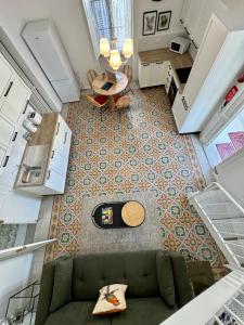 an overhead view of a living room with a green couch at Stylish Boutique Duplex Apartment Home 'Green' - Near Valletta! 2 Large Double En-Suite Bedrooms in Msida