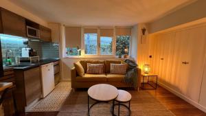 a living room with a couch and a table at Apartamento independiente Suite - Recién reformado y parking gratis in Castro-Urdiales