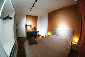 Postel nebo postele na pokoji v ubytování Capstay - Charleroi