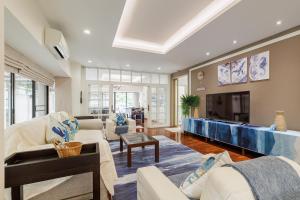Posezení v ubytování Luxurious 6BR Villa with Pool & Games at Sukhumvit